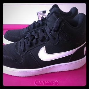 Nike Court Borough Mid Ladies size 9